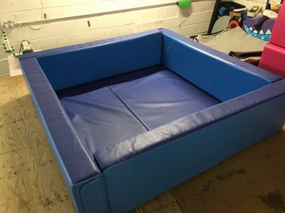 BALL POND 16